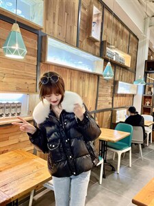 冬季毛领亮皮短款羽绒服图片