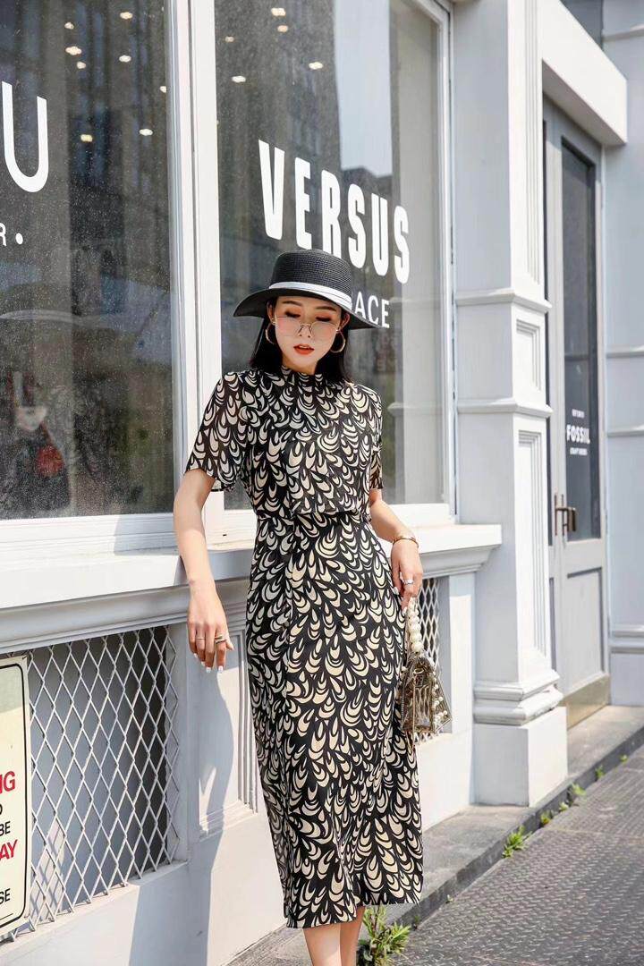 碎花气质连衣裙，女装连衣裙，蓝芝衣秀