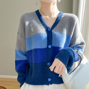 2025年秋季新款百搭女士宽条纽扣长袖V领开衫图片