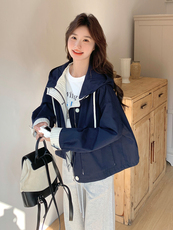 韩版设计感条纹拼接廓形短外套女2025春新款休闲气质减龄连帽上衣，女装风衣，浙宝285（原212）