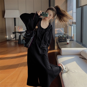 玫红色连帽卫衣背带裙套装女秋季2025新款减龄洋气连衣裙两件套图片
