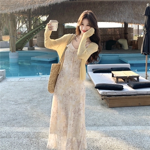 温柔风黄色碎花吊带裙套装女夏针织开衫气质海边度假连衣裙两件套图片