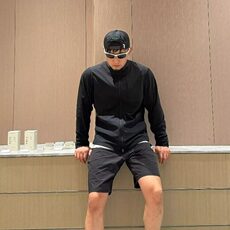 黑色
