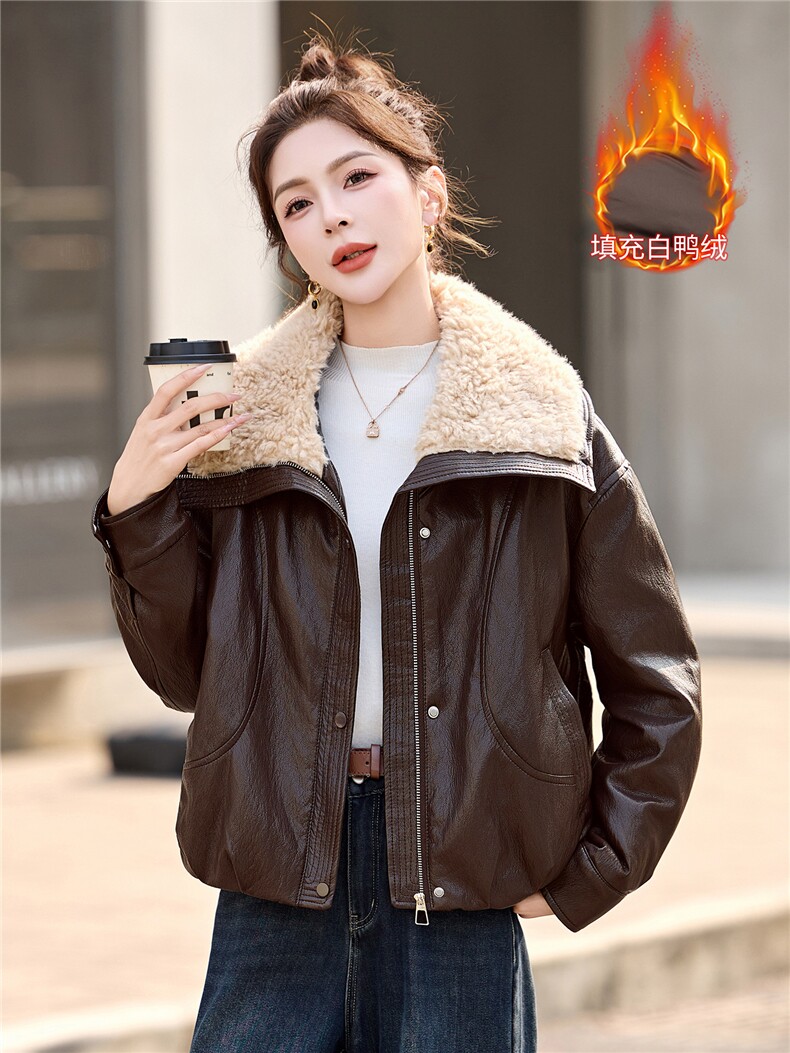 PU皮羽绒服女短款2025年冬季新款时尚大翻领羊羔毛设计感保暖外套,女装羽绒服,拾衣