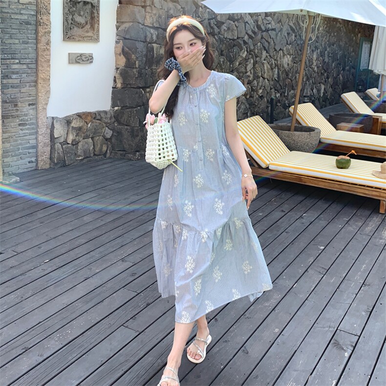 浅蓝色度假风刺绣碎花宽松连衣裙女夏2025新款高级感绝美显瘦裙子,女装连衣裙,2C279