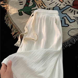 白色泡泡纱短裤男设计感高级冰丝夏薄款六七分潮牌垂感家居睡裤子图片