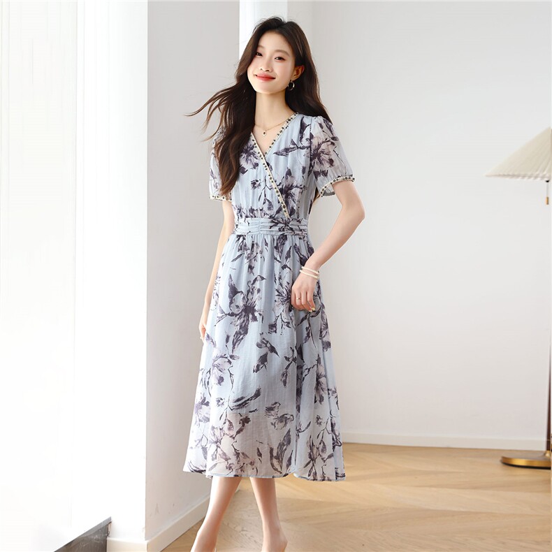 度假风钉珠V领印花连衣裙女2025夏季新款气质收腰显瘦高级感长裙图片