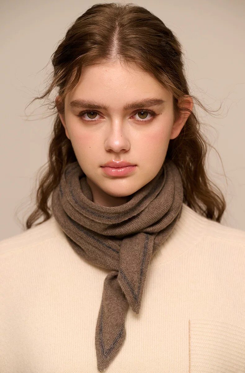 2025年秋季时尚百搭通勤简约休闲穿孔拼色围脖，围巾，聚奥羊绒