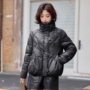 2024冬季女装新款时尚百搭大方填充绵羊毛立领皮皮衣羽绒服图片