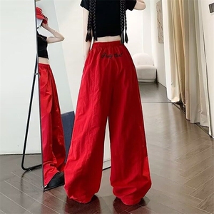 今年流行的裤子红色女街头爵士舞辣妹刺绣休闲抽绳运动伞兵裤图片