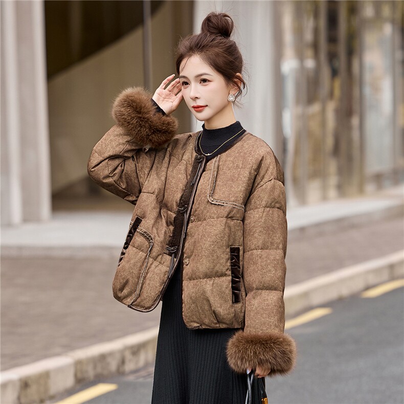 现货，现货2025年冬季新中式真狐狸毛羽绒短款,女装羽绒服,艾仟回(原伊仟回)