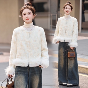 现货，2025年潮冬季真狐狸毛重工刺绣钉珠短款新中式羽绒服新款图片