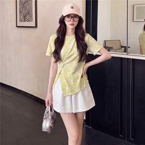 欧韩时尚潮流套装女夏新款圆领印花侧开叉短袖上衣蕾丝短裤两件套图片