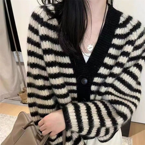 时尚条纹羊毛开衫女秋冬季新款宽松显瘦长袖单排扣针织衫外套图片