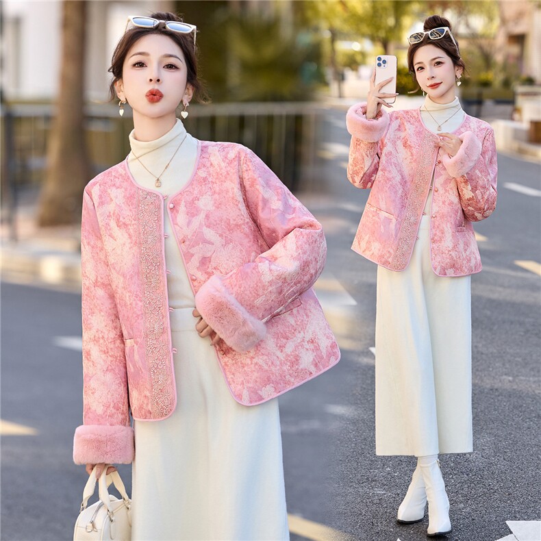 2025年潮冬季真狐狸毛重工刺绣钉珠短款新中式羽绒服新款，女装羽绒服，伊仟回