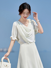 2025年夏季时尚气质V领立体花百搭减龄上衣，女装衬衫，火爆靓佳人