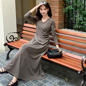 新款现货秋装2024时尚休闲气质女针织甜美V领修身显瘦套装连衣裙图片