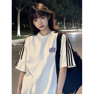 抖音得物高品质二开240克宽松纯棉美式潮牌三条杠织带短袖T恤图片