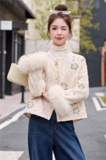 【bao款大货已出】2025冬装新中式钉珠刺绣外套狐狸毛90%白鸭绒，女装羽绒服，雅静靓衣