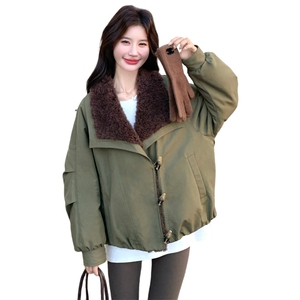 军绿色复古工装羽绒服女冬季2025新款白鸭绒内胆羊羔毛拼接派克服图片