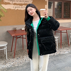 【现货】黑色亮面短款羽绒服女90白鸭绒保暖时尚连帽外套，女装羽绒服，鑫源服饰