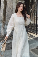 早秋长袖连衣裙女2025新款方领气质女神范温柔风米白色刺绣初恋裙，女装连衣裙，浙宝305