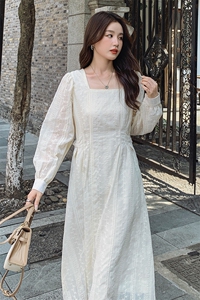 早秋长袖连衣裙女2025新款方领气质女神范温柔风米白色刺绣初恋裙图片