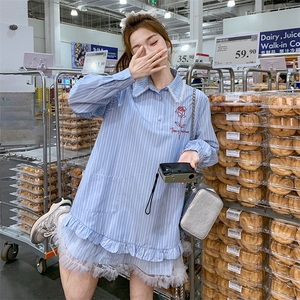 蓝色条纹连衣裙女春初2025新款超火洋气减龄超好看蕾丝拼接衬衫裙图片