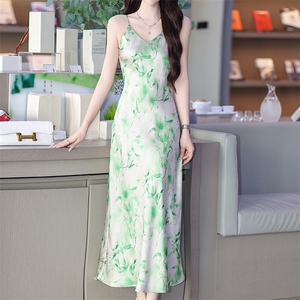 夏季吊带连衣裙女缎面印花垂坠感时尚洋气裙子法式气质碎花长裙子图片