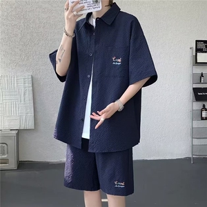 藏青色休闲衬衫短袖套装男2025夏季泡泡纱短裤穿搭帅气搭配一整套图片