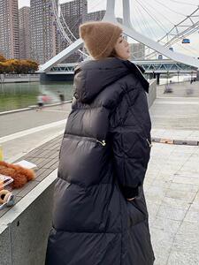 2022新款时尚可背肩撞色中长款抽绳设计羽绒服图片
