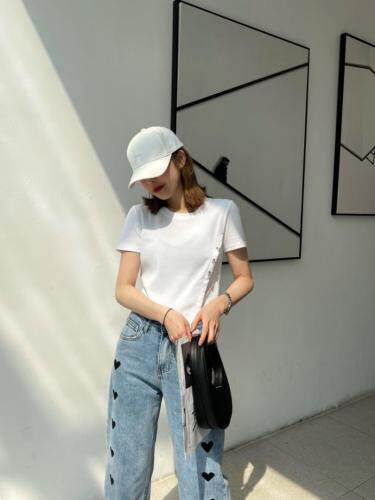 款号9410设计感短袖胸针T恤现货，女装T恤，ciytorviar 仙度维拉