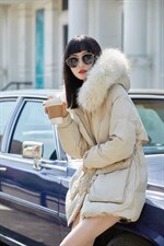 冬装现货一手长貉子大毛领羽绒服，女装羽绒服，千浪依族