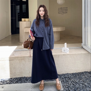 松弛感条纹衬衫半身裙套装女春秋俏皮活泼两件套又a又飒御姐超火图片