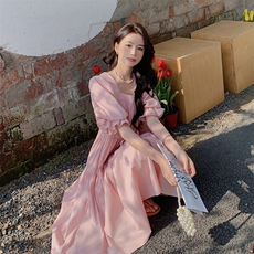 小众连衣裙女2023年夏季新款法式褶皱方领泡泡袖绑带甜美粉色裙子，女装连衣裙，辉之琳