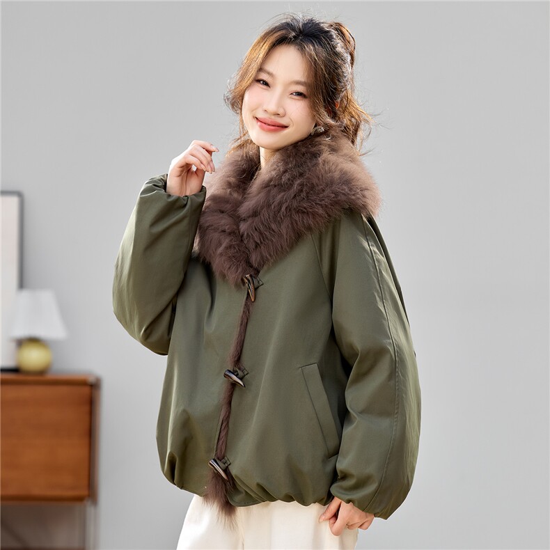 大毛领派克羽绒服女短款2025年冬季新款宽松牛角扣白鹅绒保暖外套,女装羽绒服,琦鑫阁（原依鑫阁）