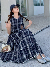 复古格子连衣裙女2025夏新款休闲俏皮韩版无袖显瘦过膝长裙送包包，女装连衣裙，诺蝶
