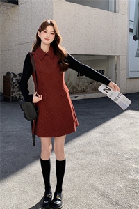 现货韩系高级感红呢料马甲+针织打底套装女2026春装新款两件套裙图片