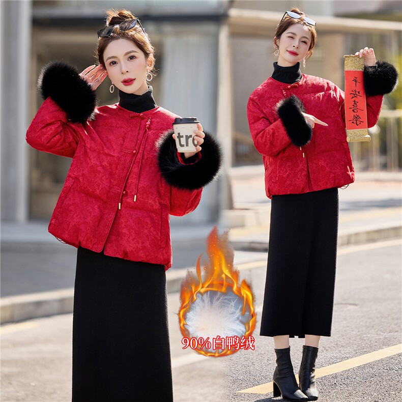 90绒。2026年冬季短款新中式提花面料真狐狸毛可脱下白鸭绒羽绒服,女装羽绒服,E百度