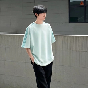 抖音得物品质二开240克宽松纯棉美式潮牌印花三条杠中性风短袖T恤图片