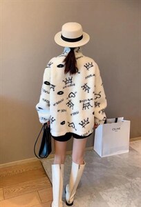 围脖字母款皮毛一体外套图片