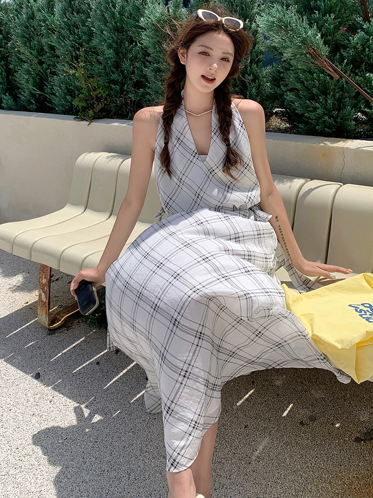氛围感无袖挂脖格纹连衣裙女2025夏季新款韩系度假风收腰显瘦长裙,女装连衣裙,浙宝305