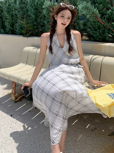 氛围感无袖挂脖格纹连衣裙女2025夏季新款韩系度假风收腰显瘦长裙图片