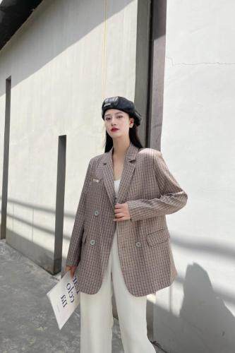格子西服图片