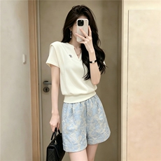 高级感时尚气质套装女夏新款V领短袖上衣提花阔腿短裤两件套潮流，女装套装/套裙，江南