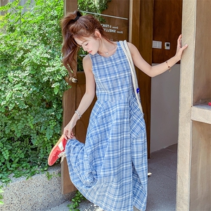 蓝色格子无袖背心连衣裙女2025夏季新款设计感减龄显瘦度假风长裙图片