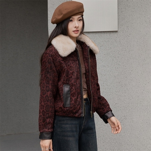高端欧货2024新款鹿皮拼接皮毛一体加绒加厚机车服豹纹外套女冬图片
