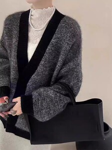 2025年秋季老钱风灰色V领毛衣外套穿搭复古慵懒风高级感上衣图片