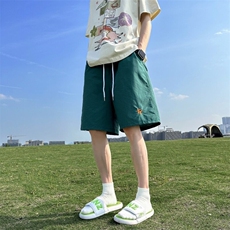 深绿色