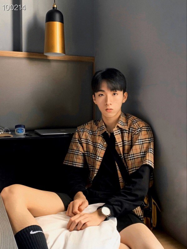 2025年秋季百搭短袖落肩袖修身型POLO领时尚百搭简约大方，女装衬衫，鄂贝斯羊绒